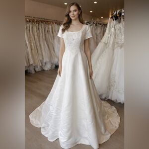 Vintage Elegant White Wedding Dress with Lace Details 1980